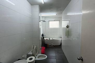 Taman east utama, 3 Story house for Rent 