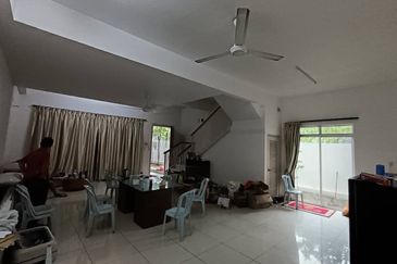 Taman east utama, 3 Story house for Rent 