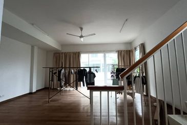 Taman east utama, 3 Story house for Rent 