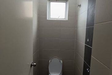 Taman east utama, 3 Story house for Rent 