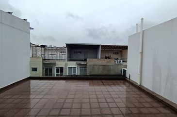 Taman east utama, 3 Story house for Rent 