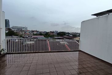 Taman east utama, 3 Story house for Rent 