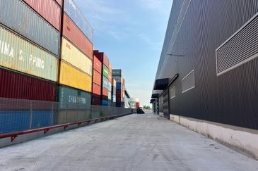 West Port, Pulau Indah