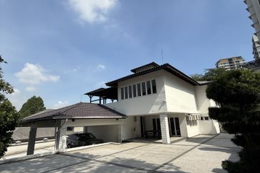Bangsar, Kuala Lumpur Beautiful 3.5 Storey Luxury Bungalow For Sale