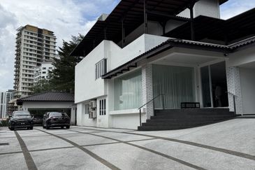 Bangsar, Kuala Lumpur Beautiful 3.5 Storey Luxury Bungalow For Sale