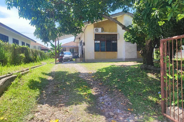 TAMAN ANGGERIK, BATU GAJAH