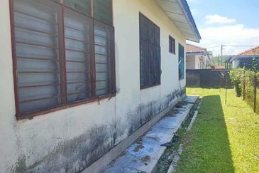 TAMAN ANGGERIK, BATU GAJAH