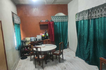 TAMAN ANGGERIK, BATU GAJAH