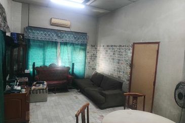 TAMAN ANGGERIK, BATU GAJAH