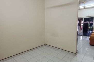 TAMAN SAUJANA, BATU GAJAH