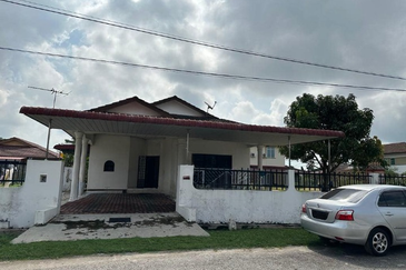 TAMAN SAUJANA, BATU GAJAH