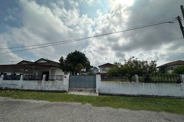 TAMAN SAUJANA, BATU GAJAH