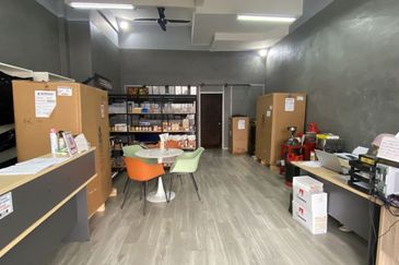 Pusat Komersial Oakland Ground floor shoplot for rent