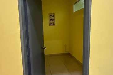 Sendayan 4bed 4bath 2Storey Corner Partially Furnished For Sale