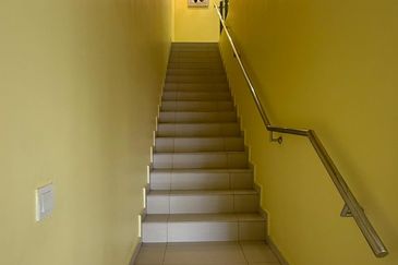 Sendayan 4bed 4bath 2Storey Corner Partially Furnished For Sale