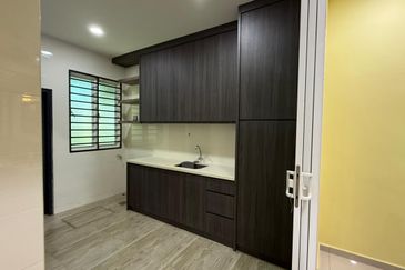 Sendayan 4bed 4bath 2Storey Corner Partially Furnished For Sale