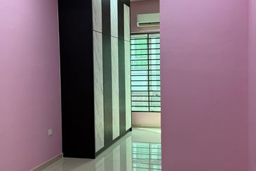 Sendayan 4bed 4bath 2Storey Corner Partially Furnished For Sale