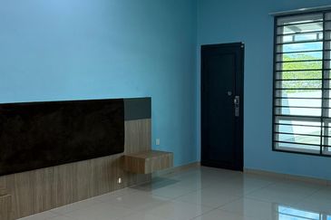 Sendayan 4bed 4bath 2Storey Corner Partially Furnished For Sale