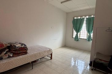Taman Pulai Impian Sikamat 2Storey Partially Furnished For Rent
