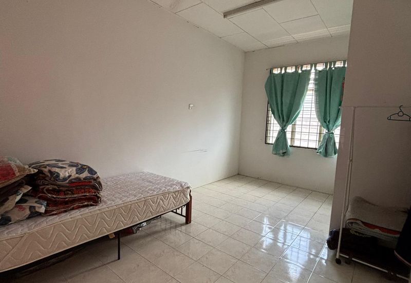 Taman Pulai Impian Sikamat 2Storey Partially Furnished For Rent