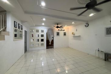 Taman Pulai Impian Sikamat 2Storey Partially Furnished For Rent