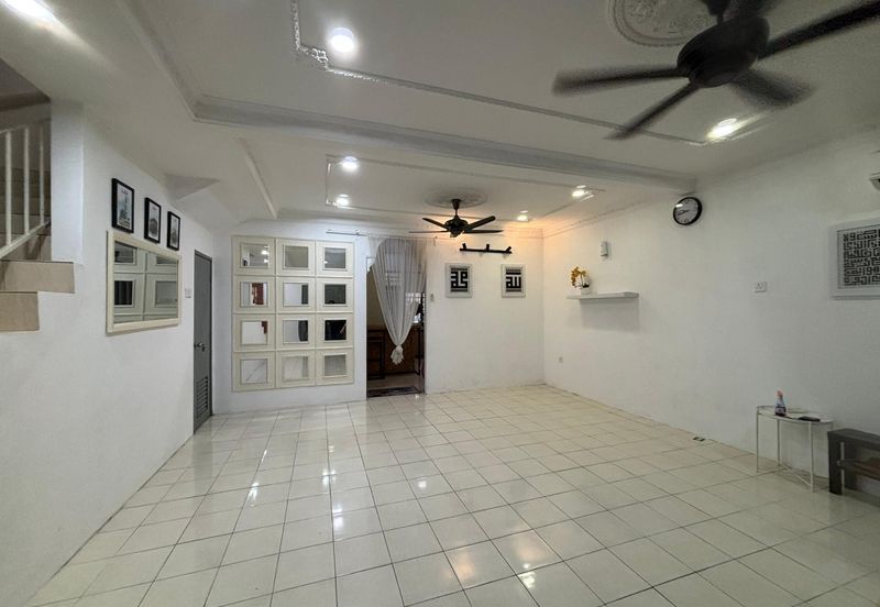 Taman Pulai Impian Sikamat 2Storey Partially Furnished For Rent