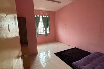 Taman Pulai Impian Sikamat 2Storey Partially Furnished For Rent