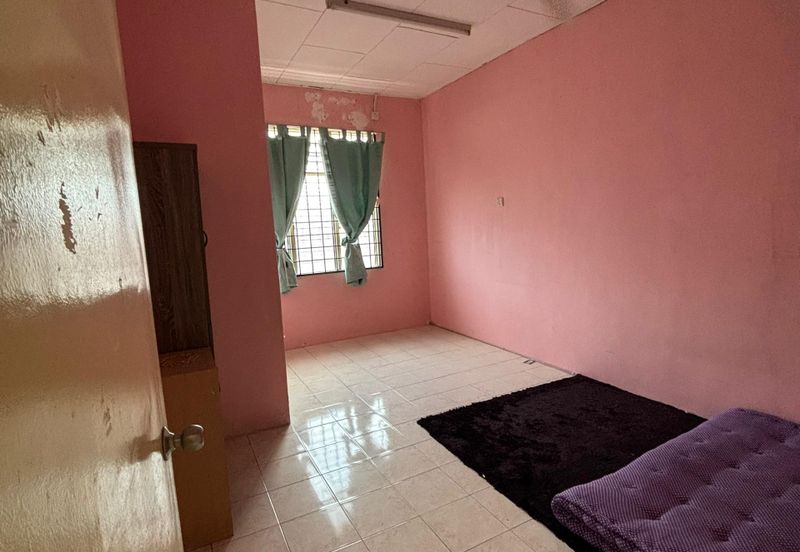 Taman Pulai Impian Sikamat 2Storey Partially Furnished For Rent