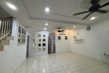 Taman Pulai Impian Sikamat 2Storey Partially Furnished For Rent