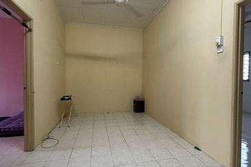 Taman Pulai Impian Sikamat 2Storey Partially Furnished For Rent