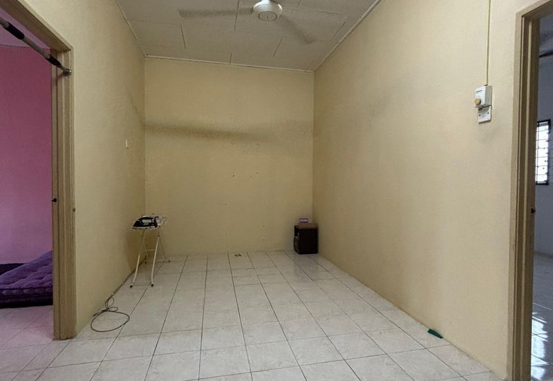 Taman Pulai Impian Sikamat 2Storey Partially Furnished For Rent