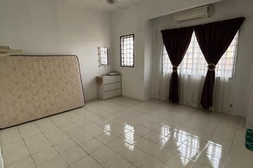 Taman Pulai Impian Sikamat 2Storey Partially Furnished For Rent