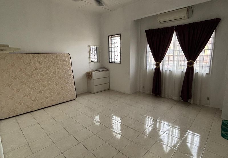 Taman Pulai Impian Sikamat 2Storey Partially Furnished For Rent