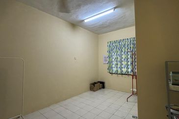 Taman Pulai Impian Sikamat 2Storey Partially Furnished For Rent