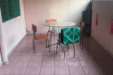 Taman Pulai Impian Sikamat 2Storey Partially Furnished For Rent