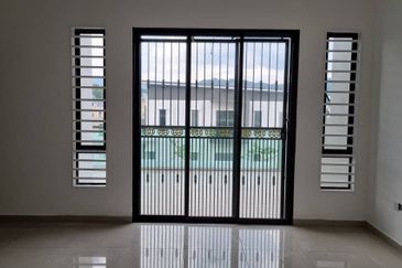 Taman Saga@Seremban 4bed 4bath 2storey Partially Furnished For Sale