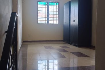 Taman Seremban Jaya 2Storey Corner Partially Furnished For Rent