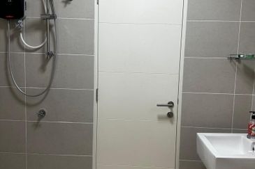 Bayu Sutera Sendayan Double Storey Partially Furnished For Rent