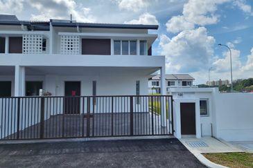 Emilia Nilai Impian 2 storey Corner Lot Partially Furnished For Rent
