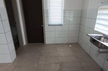 Emilia Nilai Impian 2 storey Corner Lot Partially Furnished For Rent