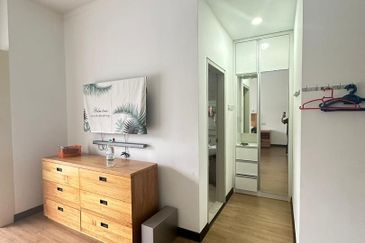 FULLY Furnish Mekar Ainsdale For Sale 4B4BR