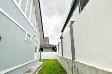 Taman Bukit Senawang Perdana Bungalow 4B2BR For SALE!!