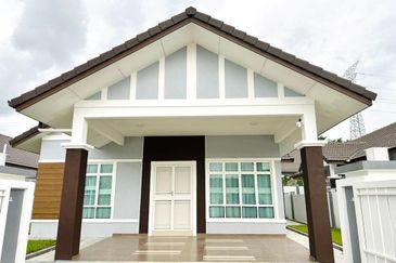 Taman Bukit Senawang Perdana Bungalow 4B2BR For SALE!!