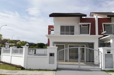 Santana Saujana Tropika Seremban 2Storey Terrace Corner 3B2BR For SALE