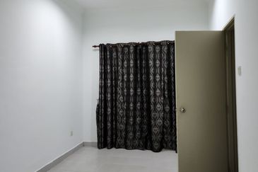 Summer saujana indah seremban 2storey terrace 4b3br for rent