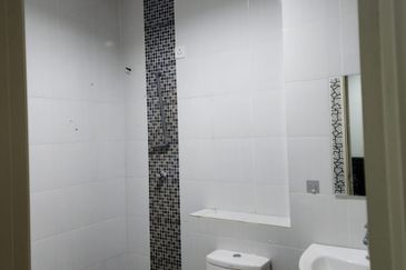 Summer saujana indah seremban 2storey terrace 4b3br for rent