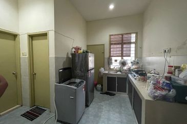 Bukit Kristal 1Storey Terrace Endlot 3B2BR For SALE