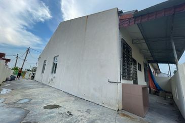 Bukit Kristal 1Storey Terrace Endlot 3B2BR For SALE