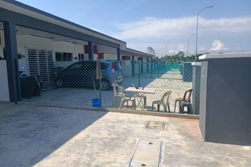 Taman Jenahak Teluk Kemang PD 1Storey Terrace 3B2BR For RENT