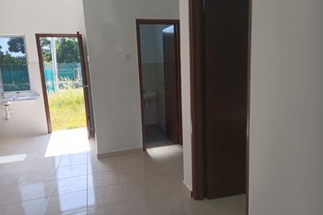 Taman Jenahak Teluk Kemang PD 1Storey Terrace 3B2BR For RENT
